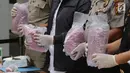 Petugas menunjukkan barang bukti ekstasi pada rilis di Polda Metro Jaya, Jakarta, Rabu (30/5). Polisi berhasil mengungkap 50.000 butir ekstasi jaringan Jerman-Jakarta yang melibatkan 10 tersangka. (Liputan6.com/Arya Manggala)