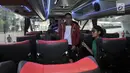 Plt Ketua Umum PSSI Joko Driyono (tengah) melihat bagian dalam bus baru Timnas Indonesia di GBK, Jakarta, Minggu (22/7). Bus yang didominasi warna merah ini berkapasitas 36 penumpang. (Merdeka.com/Iqbal Nugroho)