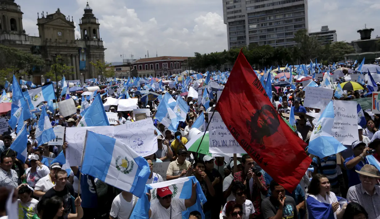 Ribuan warga berunjuk rasa menuntut mundur Presiden Otto Perez di pusat kota Guatemala City, Kamis (27/8/2015). Aksi ini dilakukan setelah Presiden Perez menolak mundur usai dituding terlibat skandal korupsi bea cukai. ( REUTERS/Jorge Dan Lopez)