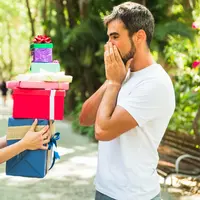 Ilustrasi istri beri kado kejutan ulang tahun suami. (Image by Freepik)