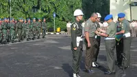 Seremonial pemberhentian tak hormat ini dilakukan dengan cara melepas seragam hijau yang dikenakan Pratu Heri di Markas Pusat Polisi Militer (Puspom), Jakarta, Senin (7/7/14). (Liputan6.com/Herman Zakharia)