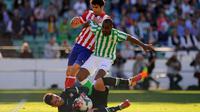Aksi Diego Costa saat mencoba menembus pertahanan Real Betis (Jorge Guerrero / AFP)