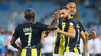 Pemain Al Ittihad, Karim Benzema, bersama Kante dan Fabinho merayakan gol ke gawang Al Riyadh pada laga pekan ketiga Liga Arab Saudi di Prince Faisal bin Fahd Stadium, Riyadh, Jumat (25/8/2023). Bagi Karim Benzema, sukses membobol gawang Al Riyadh menjadi golnya yang perdana bersama Al Ittihad di Liga Arab Saudi. (AFP/Fayez Nureldine)