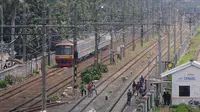 KRL melintas di jalur dwiganda atau double-double track (DDT) kawasan Jatinegara, Jakarta, Jumat (12/4). DDT Jatinegara-Cakung memiliki panjang 9,5 kilometer dari panjang lintas DDT Manggarai-Cikarang yakni 35 Km. (Liputan6.com/Herman Zakharia)