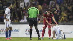 Bek Timnas Indonesia, Rezaldi Hehanusa, mengulurkan tangan membantu pemain Malaysia yang kesakitan saat laga semifinal SEA Games di Stadion Shah Alam, Selangor, Sabtu (26/8/2017). Indonesia kalah 0-1 dari Malaysia. (Bola.com/Vitalis Yogi Trisna)