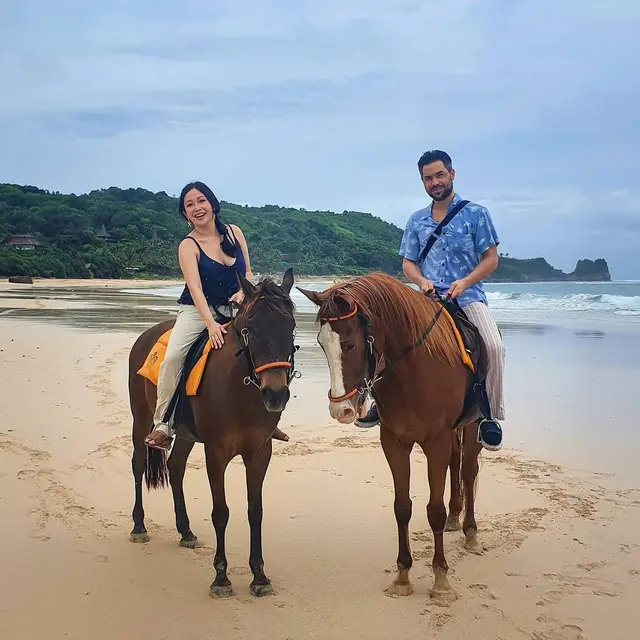 Setahun Jalani Pernikahan, Ini 7 Potret Terbaru Chef Marinka dan Suami