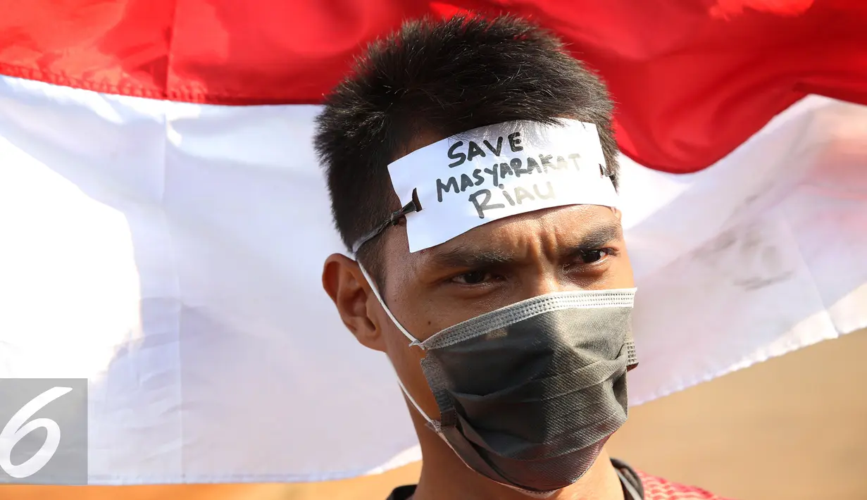 Forum Mahasiswa Riau Jabodetabek (Fomari) melakukan aksi unjuk rasa di depan Istana Merdeka, Jakarta, Jumat (18/9/2015). Dalam aksinya mereka mendesak pemerintah untuk serius mengatasi kebakaran lahan di Riau. (Liputan6.com/Faizal Fanani)