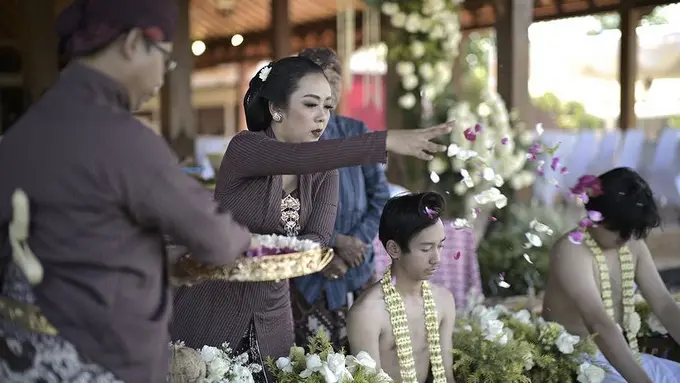 Gaya Soimah kenakan kebaya lurik saat acara adat ruwatan