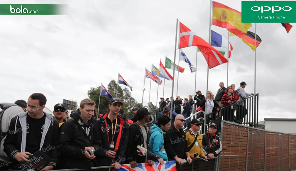 Sejumlah penggemar memadati area fan zone untuk bertemu idolanya jelang GP Australia di Sirkuit Albert Park, Melbourne, Sabtu (19/3/2016). (Bola.com/Yus Mei Sawitri)