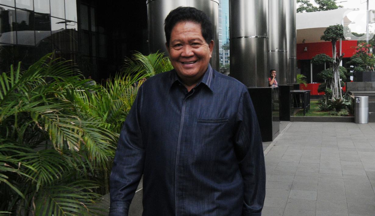 keluar dari gedung KPK untuk rehat dan salat Jumat saat jeda pemeriksaan di Jakarta, Jumat (18/10/2019). Nasri Umar diperiksa terkait kasus dugaan suap 'ketok palu' pengesahan ‎RAPBD Provinsi Jambi Tahun 2018. (merdeka.com/Dwi Narwoko)
Ketua Fraksi Partai Demokrat DPRD Provinsi Jambi, Nasri Umar