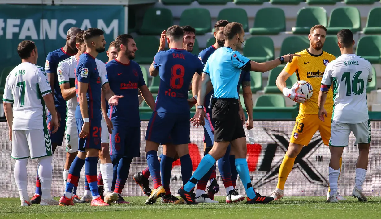 Ketika Atletico Madrid terlihat nyaris memenangkan pertandingan, petaka malah datang bagi mereka. Ini dikarenakan Marcos Llorente tertangkap kamera melakukan handsball di kotak penalti saat Victor Rodriguez melakukan tendangan bebas. (Foto: AFP/Jose Jordan)