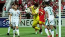 <p>Kiper Irak U-23, Hussen Hasan berhasil menangkap bola dari ancaman pemain Timnas Indonesia U-23 pada laga perebutan tempat ketiga Piala Asia U-23 2024 di Abdullah bin Khalifa Stadium, Doha, Qatar, Kamis (2/5/2024). (AFP/Karim Jaafar)</p>