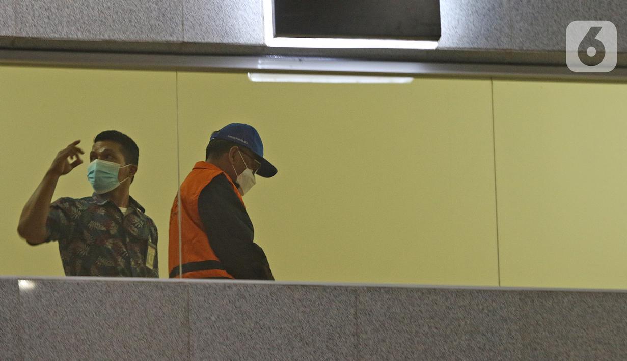 Gubernur Sulawesi Selatan Nurdin Abdullah mengenakan rompi tahanan di gedung KPK, Jakarta, Minggu (28/2/2021) dini hari. Nurdin Abdullah ditetapkan sebagai tersangka dalam Operasi Tangkap Tangan (OTT) kasus dugaan suap proyek infrastruktur di lingkungan Pemprov Sulsel. (Liputan6.com/Herman Zakharia)