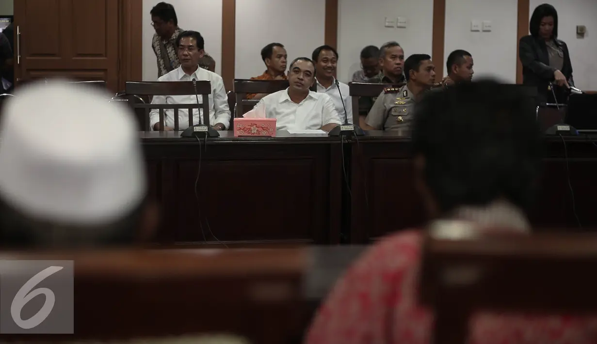 Bupati Tangerang, Ahmed Zaki Iskandar (tengah) menghadiri panggilan Ombudsman Republik Indonesia (ORI) di Jakarta, Jumat (20/5). Pemanggilan tersebut terkait dengan upaya penggusuran paksa Kampung Nelayan Dadap, Banten. (Liputan6.com/Faizal Fanani)
