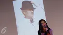 Kapten grup idol JKT 48, Melody dengan latar belakang foto Inao Jiro saat pembukaan untuk mengheningkan cipta dan doa bersama di JKT48 Theater, Jakarta, Senin (27/03). (Liputan6.com/Herman Zakharia)