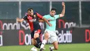 Pemain Genoa Goran Pandev (kiri) berebut bola dengan pemain Inter Milan pada pertandingan Serie A di Stadion Luigi Ferraris, Genoa, Italia, Sabtu (25/7/2020. Inter Milan mengalahkan Genoa 3-0. (Tano Pecoraro/LaPresse via AP)