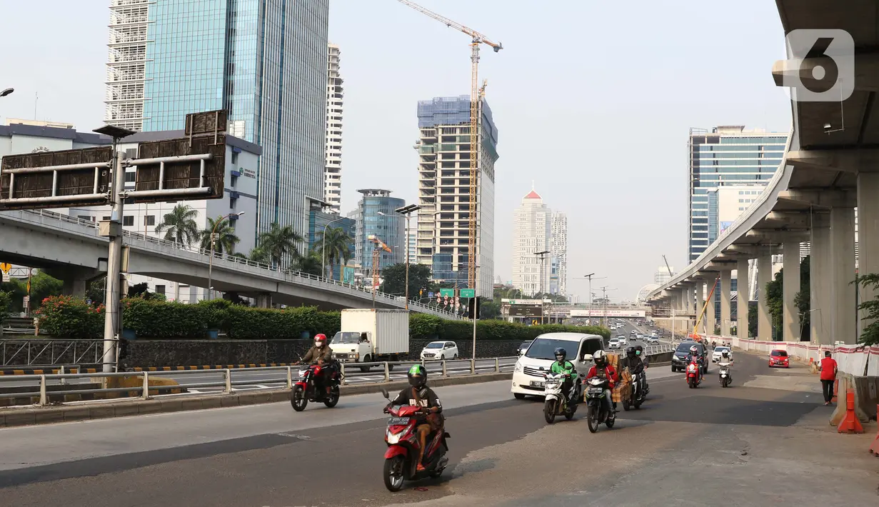 Pengendara melintasi kawasan aturan ganjil-genap, Jalan Gatot Subroto, Jakarta, Sabtu (6/6/2020). Pemprov DKI Jakarta mengeluarkan Pergub nomor 51 Tahun 2020 yang didalamnya mengatur pembatasan kendaraan dengan rekayasa ganjil-genap untuk sepeda motor dan mobil. (Liputan6.com/Helmi Fithriansyah)