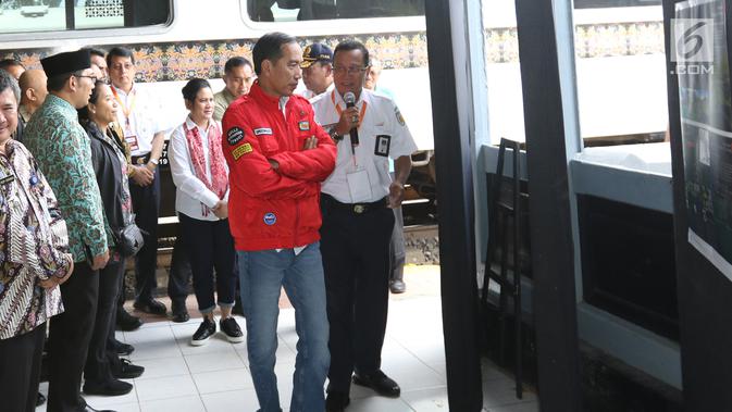 Presiden Joko Widodo mendengarkan penjelasan mengenai reaktivasi jalur kereta api dari pihak PT KAI di Stasiun Cibatu, Garut, Jawa Barat, Jumat (18/1). Dalam kunjungan kerja ini, Jokowi didampingi Ibu Negara Iriana Joko Widodo. (Liputan6.com/Angga Yuniar)