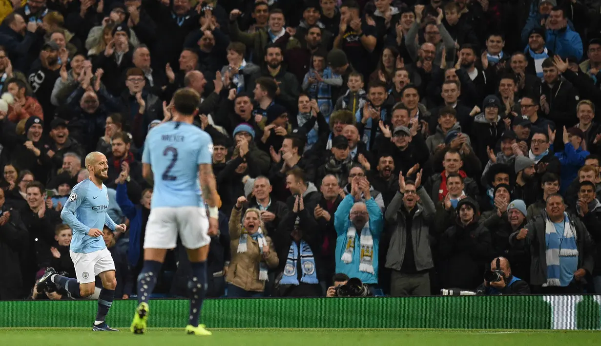 Gelandang Manchester City, David Silva berselebrasi usai mencetak gol ke gawang Shakhtar Donetsk selama pertandingan grup F Liga Champions di stadion Etihad, Inggris (7/11). City menang 6-0 atas Shakhtar Donetsk. (AFP Photo/Oli Scarff)