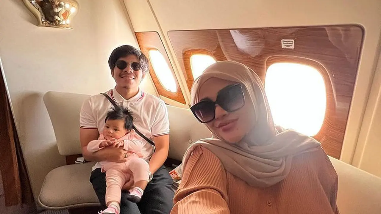 Atta Halilintar dan Aurel Hermansyah mengajak Ameena melakukan perjalanan jauh. (Foto: Instagram/aurelie.hermansyah)