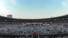 Suasana kampanye akbar pasangan capres-cawapres nomor urut 02 Prabowo Subianto - Sandiaga Uno memadati Stadion Utama Gelora Bung Karno (SUGBK), Senayan, Jakarta, Minggu (7/4/2019). Berbagai atribut kampanye dan bendera merah putih juga berkibar di SUGBK. (merdeka.com/Arie Basuki)