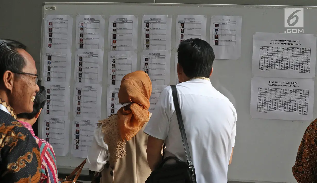 Sejumlah Capim KPK melihat daftar nama di Pusdiklat Kemensetneg, Jakarta, Minggu (28/7/2019). Tes psikologi ini diikuti oleh 104 peserta setelah melalui proses seleksi pada tes administrasi. (Liputan6.com/Herman Zakharia)