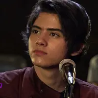 Aliando Syarief tengah menggarap singlenya ‘Pergi Dari Hatiku’ yang akan menjadi kelanjutan cerita dari single sebelumnya dalam album kompilasi ‘The Freaks’. Aliando akan menjadi pria yang sedang patah hati dalam video klip ini.