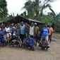 Bupati Sorong Johny Kamuru dan warga