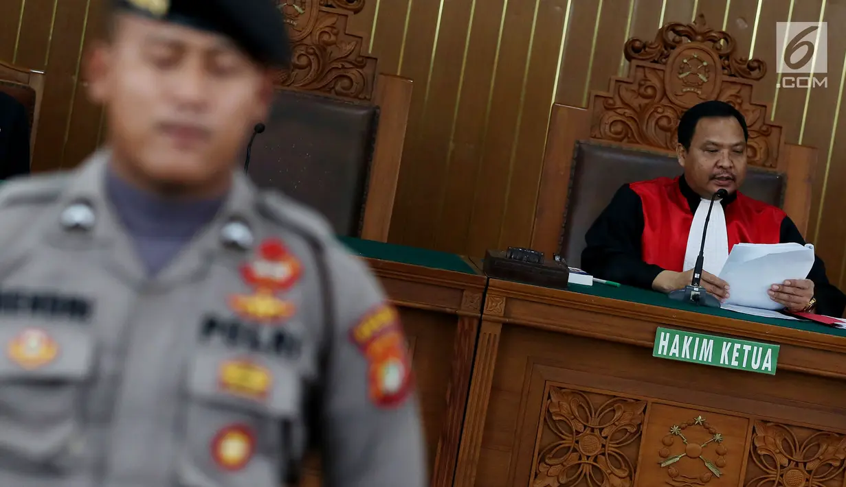 Hakim Kusno membacakan surat dari KPK saat sidang praperadilan yang diajukan Ketua DPR Setya Novanto di PN Jakarta Selatan, Kamis (30/11). KPK mengirimkan surat yang menjelaskan ketidakhadiran serta permintaan penundaan sidang. (Liputan6.com/Johan Tallo)