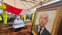 Tangis Haru Mengantar Jenazah Staf KBRI Zetro ke Peristirahatan Terakhir