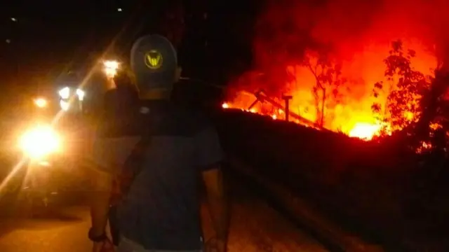 Mobil terbakar dalam kecelakaan maut setelah menabrak pipa PT Chevron di Kabupaten Siak.