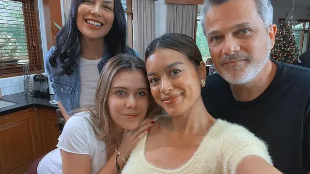 7 Potret Kebersamaan Eva Celia dan Ayah Sambungnya, Akrab Banget