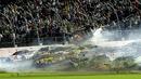 Mobil Austin Dillon terbang dan tersangkut di pagar pembatas. (Reuters/Reinhold Matay-USA TODAY Sports)