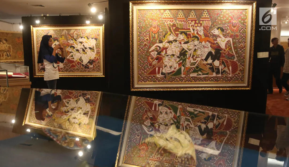 Pengunjung mengamati karya-karya Panji dalam Festival Panji Internasional di Perpustakaan Nasional, Jakarta, Selasa (10/7). Festival Panji ini bertujuan membangkitkan kembali budaya Panji yang mulai pudar. (Liputan6.com/Arya Manggala)