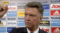 Pelatih Manchester United, Louis van Gaal, menjambak rambut reporter Sky Sports setelah pertandingan melawan Leicester City di Old Trafford, Minggu (1/5/2016). (Daily Mail)