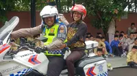 Sekitar 3.000 santri dan santriwati Pondok Pesantren Nurul Furqon Kabupaten Bogor ikut serta mendukung keselamatan berlalu lintas, Sabtu, 9 Maret 2019. (Liputan6.com/Achmad Sudarno)