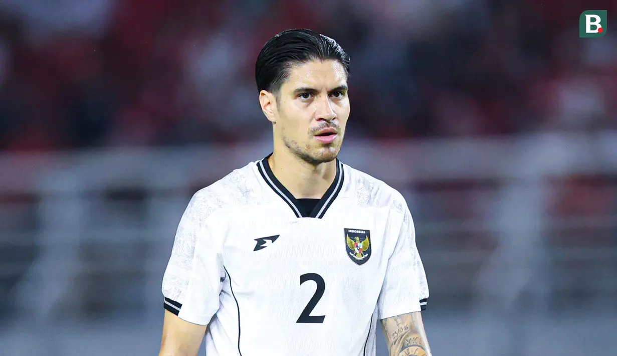 Kevin Diks mendapatkan peran baru dari Patrick Kluivert untuk menemani Jay Idzes di jantung pertahanan Timnas Indonesia. Bek asal klub Borussia Monchengladbach itu pun bisa menjalankannya dengan baik. (Bola.com/Abdul Aziz)