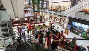 Suasana dekorasi natal menghiasi Lippo Mall Puri, Jakarta, Kamis (29/11). Kegiatan Holiday Sensation diselenggarakan di 68 mal di berbagai kota. (Liputan6.com/Fery Pradolo)