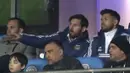Lionel Messi (tengah) dan Sergio Aguero saat menjadi penonton di tribune pada laga uji coba Argentina melawan Italia di Etihad Stadium, Manchester, Inggris, (23/3/2018). Argentina menang atas Italia 2-0. (Martin Rickett/PA via AP)