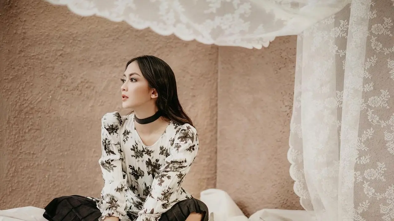 Potret Ririn Dwi Ariyanti Pakai Outfit Hitam dan Putih
