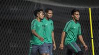 Gelandang Timnas Indonesia, Andik Vermansah, bersama rekan-rekannya saat latihan di Stadion Patriot, Bekasi, Senin (2/10/2017). Latihan ini merupakan persiapan jelang laga persahabatan melawan Kamboja. (Bola.com/Vitalis Yogi Trisna)