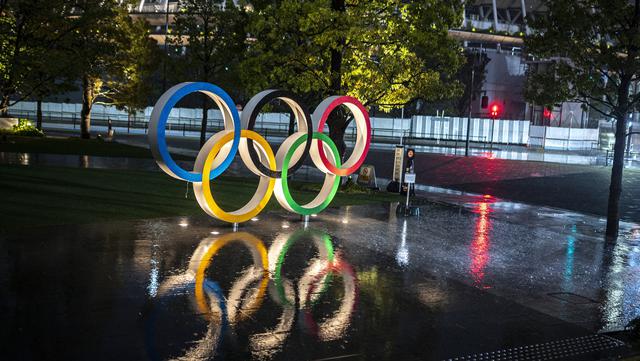 Pemandangan umum menunjukkan Cincin Olimpiade di depan Stadion Nasional, tempat utama untuk Olimpiade dan Paralimpiade Tokyo 2020, 100 hari sebelum upacara pembukaan di Tokyo pada 14 April 2021. (Charly TRIBALLEAU / AFP)
