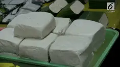 Pelemahan Rupiah berdampak pada ukuran tahu tempe yang mengecil di pasaran. Salah satunya di Pasar Slipi, Jakarta Barat. Meski harga tidak naik, namun ukuran tahu mengecil.