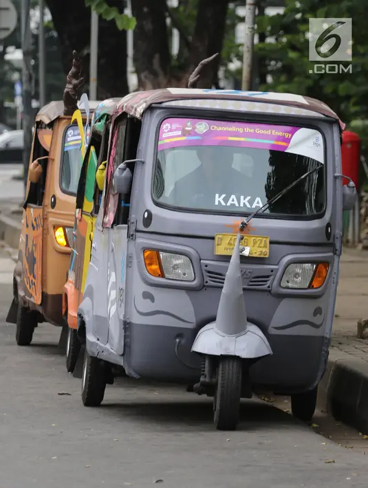 Sejumlah bajaj bermotif maskot Asian Games 2018 menunggu penumpang di kawasan Monas, Jakarta, Kamis (17/5). Bajaj-bajaj itu dicat serta dihias hingga menyerupai tiga maskot Asian Games 2018, yaitu Bhin Bhin, Atung dan Kaka. (LIputan6.com/Arya Manggala)