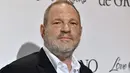 Dengan terkuaknya kasus pelecehan seksual yang telah dilakukannya selama tiga dekade, nama Harvey Weinstein pun nampaknya kini tak lagi disegani. Sejumlah wanita cantik yang menjadi korban telah membongkarnya. (AFP/Dimitrios Kambouris)