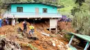 Warga mencari korban selamat setelah tanah longsor mengubur dua rumah di Mallama, Provinsi Narino, Kolombia, 2 November 2021. Sebanyak empat orang tewas dan beberapa dikhawatirkan terjebak menyusul longsor akibat hujan deras di daerah tersebut. (LEONARDO CASTRO/AFP)