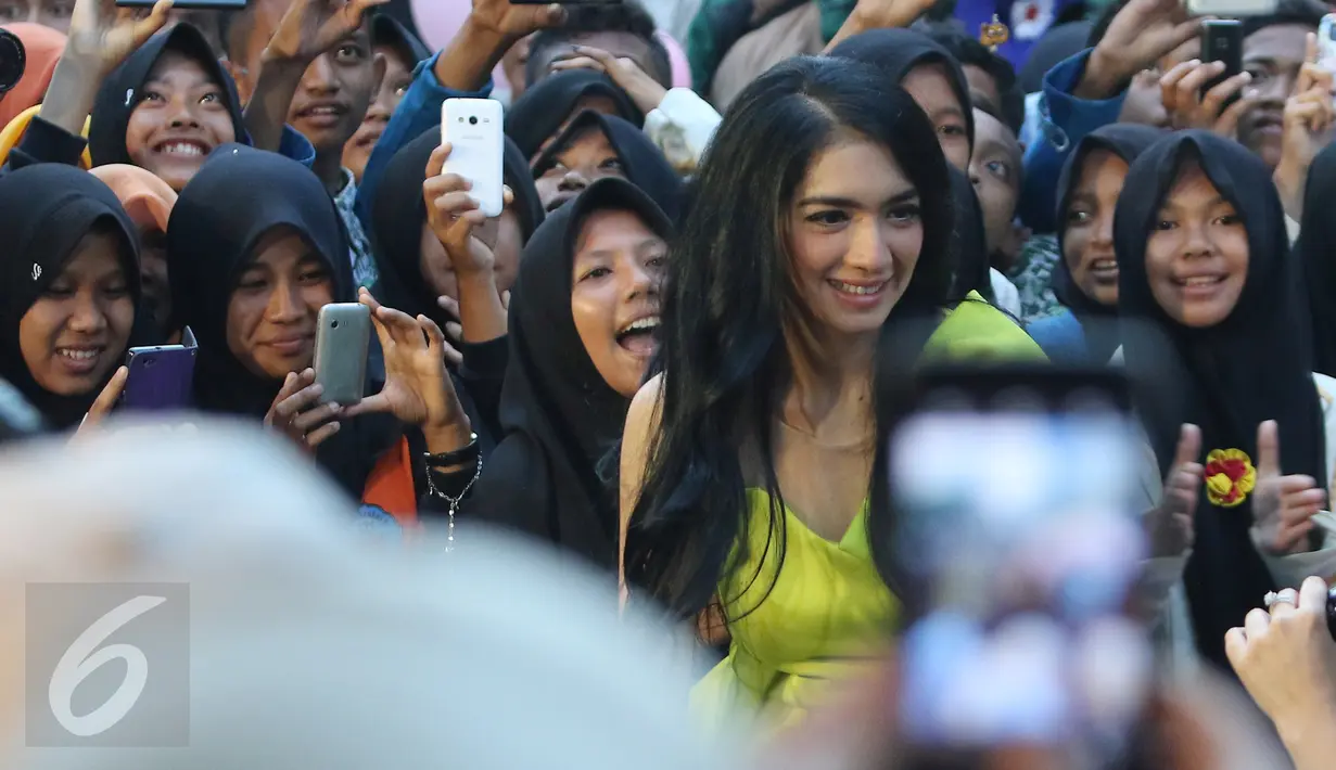 Angel Karamoy saat berpose bersama fans di salah satu stasiun tv, Jakarta, Rabu (30/12). Angel Karamoy rupanya masih mengunci bibir terkait isu keretakan rumahtangganya dengan Steven Rumangkang. (Liputan6.com/Herman Zakharia)