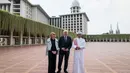 Presiden Jerman Frank-Walter Steinmeier (tengah), Ibu Negara Elke Buedenbender (kiri) dan Menteri Agama RI sekaligus Imam Besar Masjid Istiqlal Nasaruddin Umar berpose di Masjid Istiqlal dengan latar belakang Katedral Jakarta, Senin 15 Juni 2026. (Yasuyoshi Chiba/AFP)