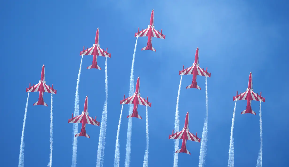 Tim aerobatik Angkatan Udara India Suryakiran melakukan manuver pada hari pertama Aero India 2023 di pangkalan udara Yelahanka, Bengaluru, India, Senin (13/2/2023). Aero India adalah acara dua tahunan dengan demonstrasi terbang oleh tim pengganti dan militer serta paviliun komersial tempat perusahaan penerbangan memamerkan produk dan teknologi mereka. (AP Photo/Aijaz Rahi)