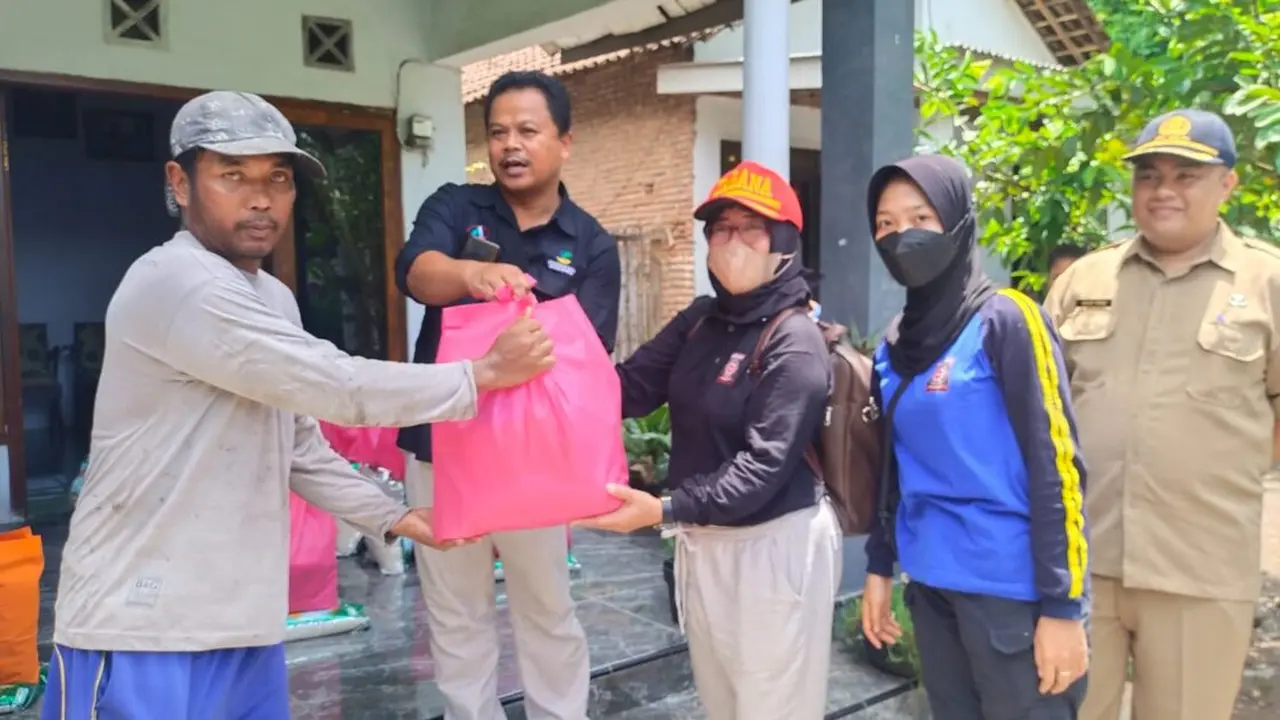 Warga terdampak banjir di  Probolinggo menerima bantuan paket sembako dari Kemensos. (Istimewa)